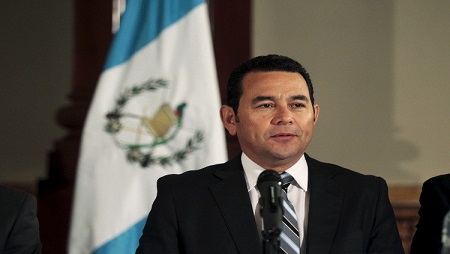 رئيس غواتيمالا يتبرع بنصف راتبه للمحتاجين